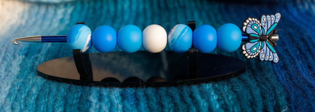 Häkelnadel Größe 4,0 mit Silikonperlen "blauer Schmetterling"